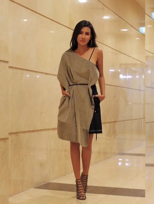 Di sini Shenina tampak mengenakan two-tone asymmetrical dress dengan tali spageti di salah satu sisinya dan belt kecil untuk menambah kesan menarik di keseluruhan penampilannya. Foto: Instagram.