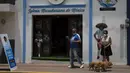 Turis berfoto di depan Gereja Maradona di San Andres Cholula, negara bagian Puebla, Meksiko, Minggu (18/7/2021). Gereja Maradona di Meksiko didedikasikan untuk mendiang legenda sepak bola asal Argentina Diego Armando Maradona. (AP Photo/Marco Ugarte)