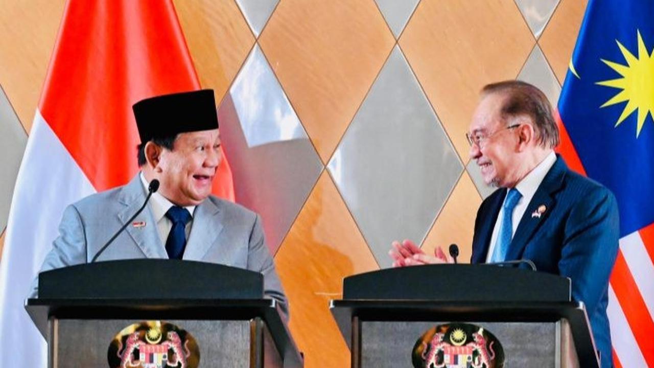 VIDEO: Momen Canda Prabowo Buat PM Malaysia Tertawa, Diberi Helm Minta Mobil Balap F1