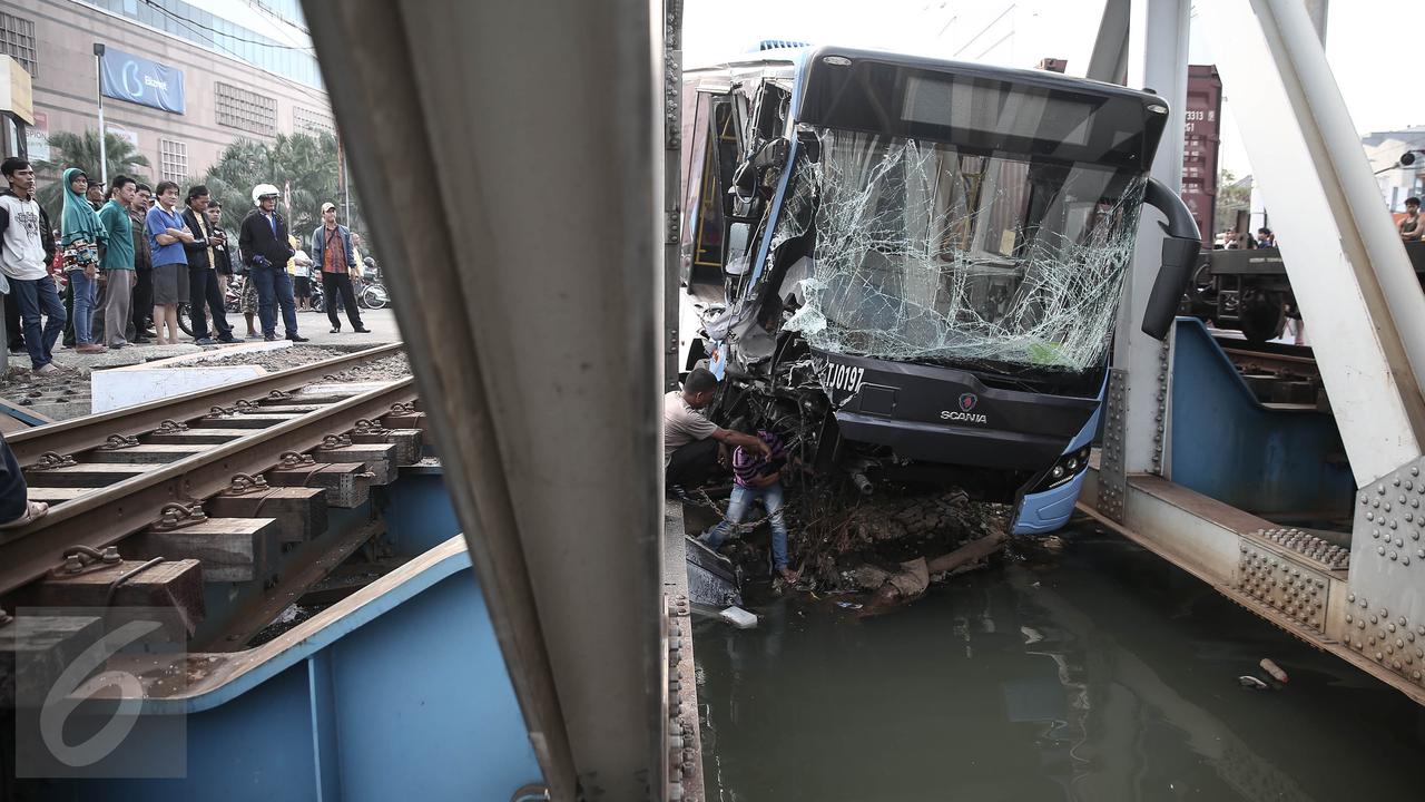 20160519-Bus Transjakarta Dihantam Kereta Api di Mangga Dua-Jakarta