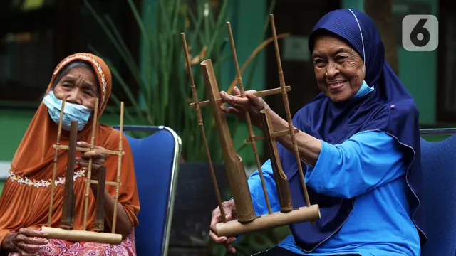 FOTO: Aktivitas Lansia Mengisi Waktu Sambil Berlatih