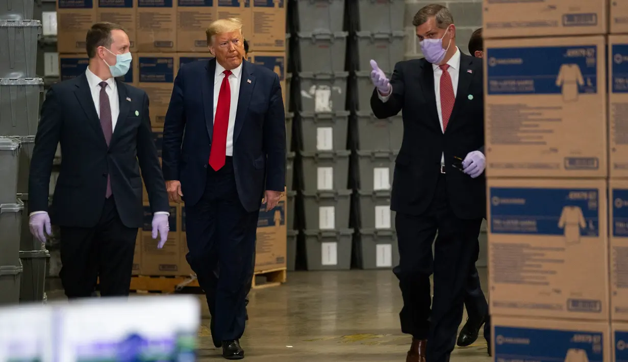 Presiden AS Donald Trump melakukan kunjungan kerja ke sebuah perusahaan pemasok peralatan medis, Owens & Minor Inc., di Allentown, Pennsylvania, Kamis (14/5/2020). Penampilan Trump saat melakukan kunjungan tanpa mengenakan masker menjadi sorotan di tengah pandemi Covid-19. (AP Photo/Evan Vucci)