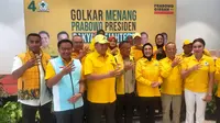 Ketua Umum DPP Partai Golkar Airlangga Hartarto bersama para kadernya saat menghadiri acara pasar murah di Kebun Gede Venue Palembang Sumsel (Liputan6.com / Nefri Inge)
