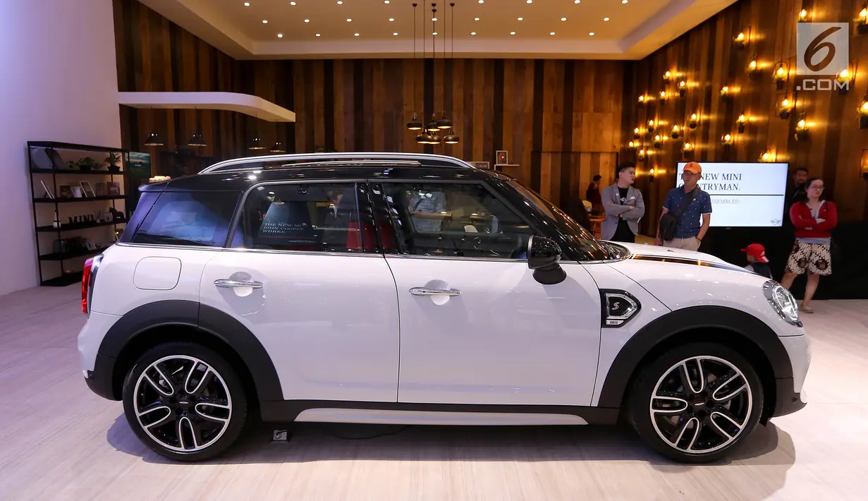 New MINI Cooper S Countryman Sports rakitan lokal dipamerkan Gaikindo Indonesia International Auto Show (GIIAS) 2018, ICE BSD Tangsel, Jumat (3/8). Mobil ini dilengkapi dengan mesin 2,0 liter MINI TwinPower Turbo 4-silinder. (Liputan6.com/Fery Pradolo)