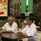 Presiden Joko Widodo (kanan) berbincang dengan beberapa menterinya saat berada di salah satu restoran di Maluku City Mall, Ambon, Maluku, Rabu (8/2). Kedatangan Jokowi sempat menghebohkan pengunjung di pusat perbelanjaan itu. (Liputan6.com/Faizal Fanani)