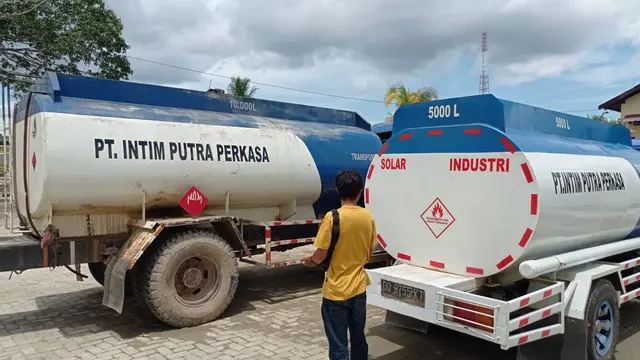 Polisi mengamankan empat unit mobil pengangkut BBM ilegal di Kota Kendari, biang kerok antrean di SPBU.(Liputan6.com/Ahmad Akbar Fua)
