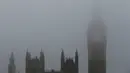 Menara jam Big Ben dan Gedung Parlemen tertutup kabut tebal, London, Inggris, Senin (2/11/2015). Akibat kabut penerbangan di seluruh Inggris mengalamai penundaan dan pembatalan. (REUTERS/Stefan Wermuth)