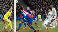 Pemain FC Basel, Manuel Akanji menyundul bola melewati gawang Manchester United pada matchday kelima Grup A Liga Champions di Stadion St Jakob Park, Rabu (22/11). Manchester United takluk 0-1 di markas Basel. (Georgios Kefalas/Keystone via AP)