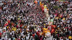 Pertunjukan barongsai memeriahkan parade kebudayaan 'Aksi Kita Indonesia' di area Car Free Day, Bundaran HI, Jakarta, Minggu (4/12). Kegiatan 'Aksi Kita Indonesia' dimeriahkan kesenian, budaya daerah, doa, dan lainnya. (Liputan6.com/Fery Pradolo)
