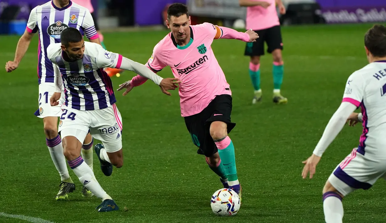 Penyerang Barcelona, Lionel Messi, berebut bola dengan gelandang Valladolid, Joaquin Fernandez, pada laga lanjutan Liga Spanyol di Jose Zorrilla Stadium, Rabu (23/12/2020) dini hari WIB. Barcelona menang 3-0 atas Valladolid. (AFP/Cesar Manso)