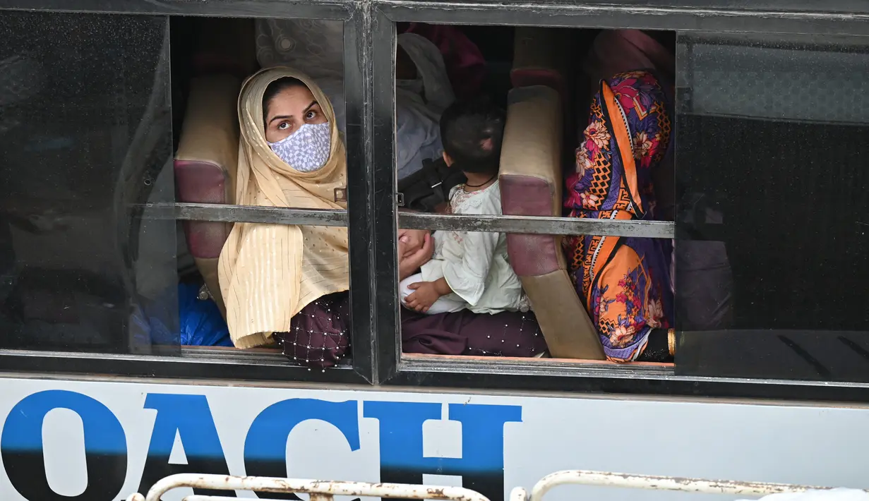 Banyak warga Pakistan yang bekerja di kota-kota besar seperti Karachi, dan mereka akan kembali ke kampung halaman mereka untuk merayakan Lebaran bersama keluarga. (Photo by Arif Ali / AFP)