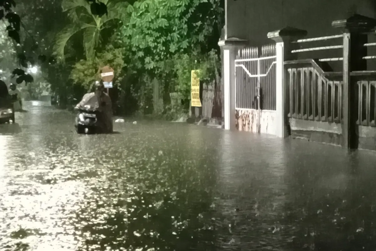 Banjir di Siwalankerto Surabaya. (Dian Kurniawan/Liputan6.com)