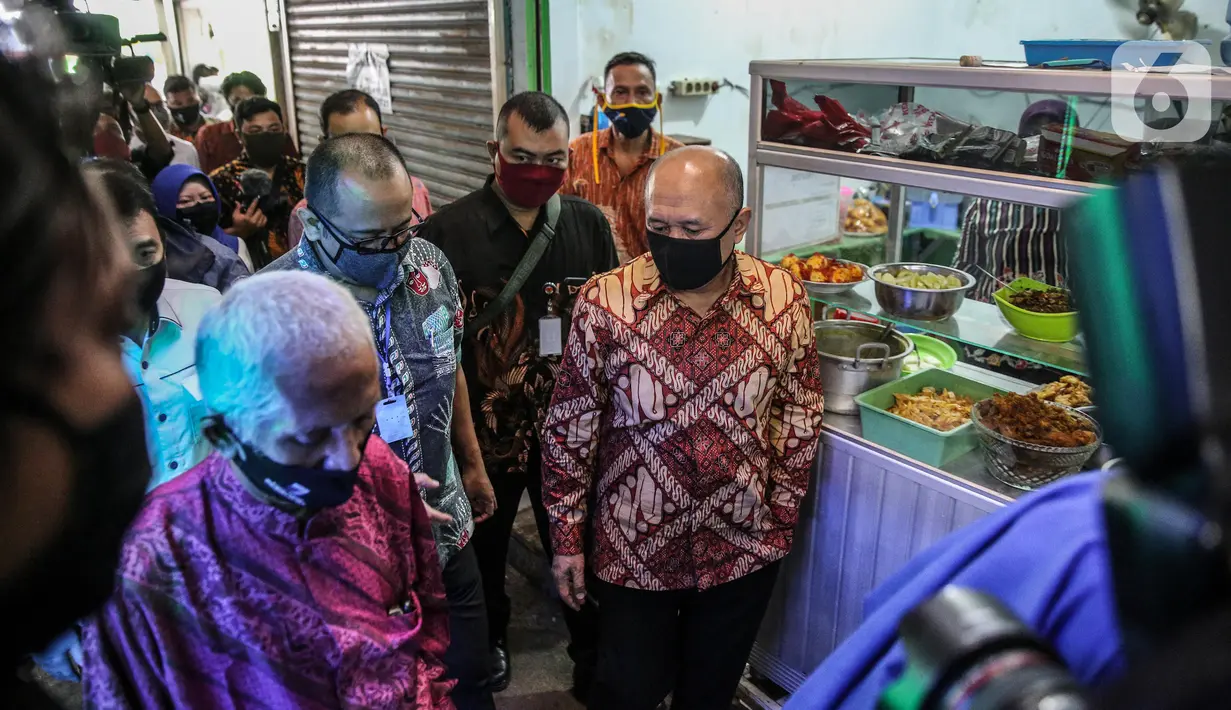 Menteri Koperasi dan Usaha Kecil dan Menengah (UKM) Teten Masduki meninjau pedagang Pasar Cempaka Putih, Jakarta, Kamis (11/6/2020). Kunjungan Menkop UKM tersebut untuk mengecek kondisi perdagangan pasar saat PSBB Transisi. (Liputan6.com/Faizal Fanani)