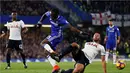 Pemain Chelsea, Victor Moses, diganggu pergerakannya oleh pemain Tottenham Hotspur, Mousa Dembele, pada laga pekan ke-13 Premier League di Stadion Stamford Bridge, Sabtu (26/11/2016). (Reuters/Stefan Wermuth)