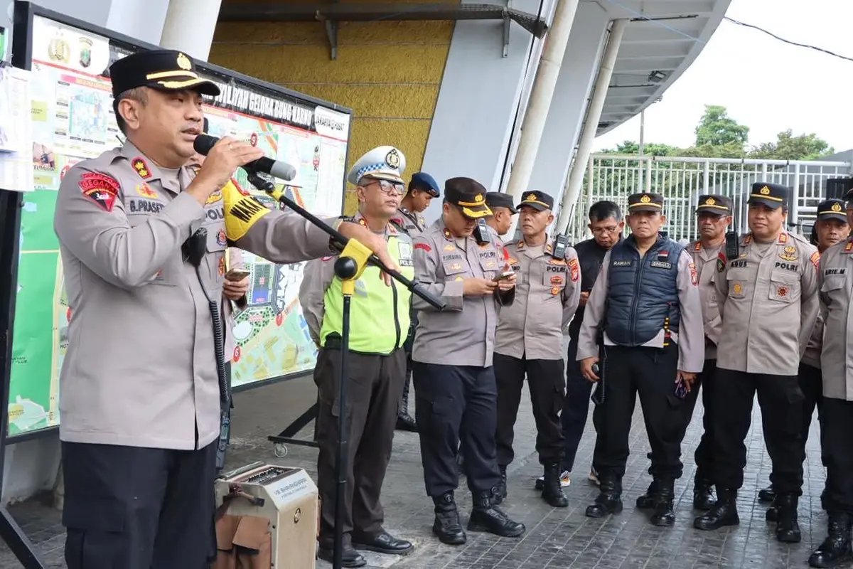 Kapolres Metro Jakarta Pusat Kombes Pol Susatyo Purnomo Condro menerangkan, ribuan personel gabungan disebar di dalam stadion hingga kawasan sekitar GBK.