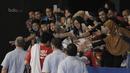  Suporter memfoto dan menyalami pebulutangkis, Hendra Setiawan, saat menyaksikan Indonesia Open 2017. Ajang ini juga menjadi kesempatan pecinta Bulutangkis untuk menyaksikan langsung atlet nasional dan internasional berlaga.(Bola.com/M Iqbal Ichsan)