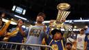 Fans Warriors saat menyaksikan laga FInal NBA Warriors melawan Cleveland Cavaliers lewat televisi di Oracle Arena, Oakland, California, (9/6/2017).  (AP/Marcio Jose Sanchez)