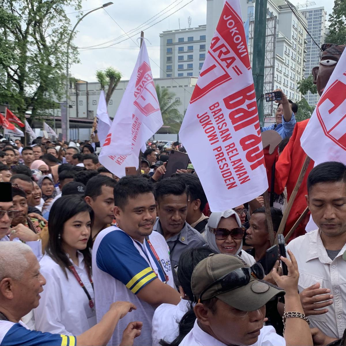 Daftar ke KPU Sumut, Bobby Naik Motor Listrik Berboncengan dengan Kahiyang