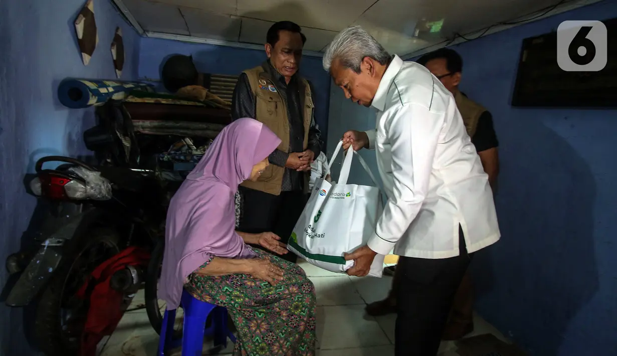 Komisaris PT Adaro Energy Indonesia Tbk Mohammad Efendi dan Ketua Umum Yayasan Pundi Amal Peduli Kasih Imam Sudjarwo saat membagikan sembako langsung kepada warga di Kampung Bali RW 05, Kebon Jeruk, Jakarta, Rabu (4/10/2023). PT Adaro Energi Tbk bersama Yayasan Pundi Amal Peduli Kasih (YPP) SCTV dan Indosiar menggelar kegiatan penyerahan sembako dalam rangka Hari Ulang Tahun (HUT) Adaro ke-31 dengan tema “Adaro Hidupkan Hati”. (Liputan6.com/Angga Yuniar)
