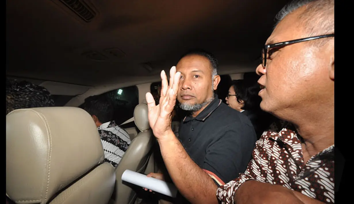Wakil Ketua KPK, Bambang Widjojanto keluar dari gedung Bareskrim Mabes Polri, Jakarta, Sabtu dini hari (24/1/2015). Bambang Widjojanto dibebaskan usai menjalani proses pemeriksaan di Bareskrim Polri. (Liputan6.com/Miftahul Hayat)