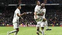 Para pemain Real Madrid merayakan gol bunuh diri yang dilakukan bek Valencia, Sergio Reguilon, pada laga La Liga di Stadion Santiago Bernabeu, Madrid, Sabtu (1/12). Madrid menang 2-0 atas Valencia. (AFP/Oscar Del Pozo)