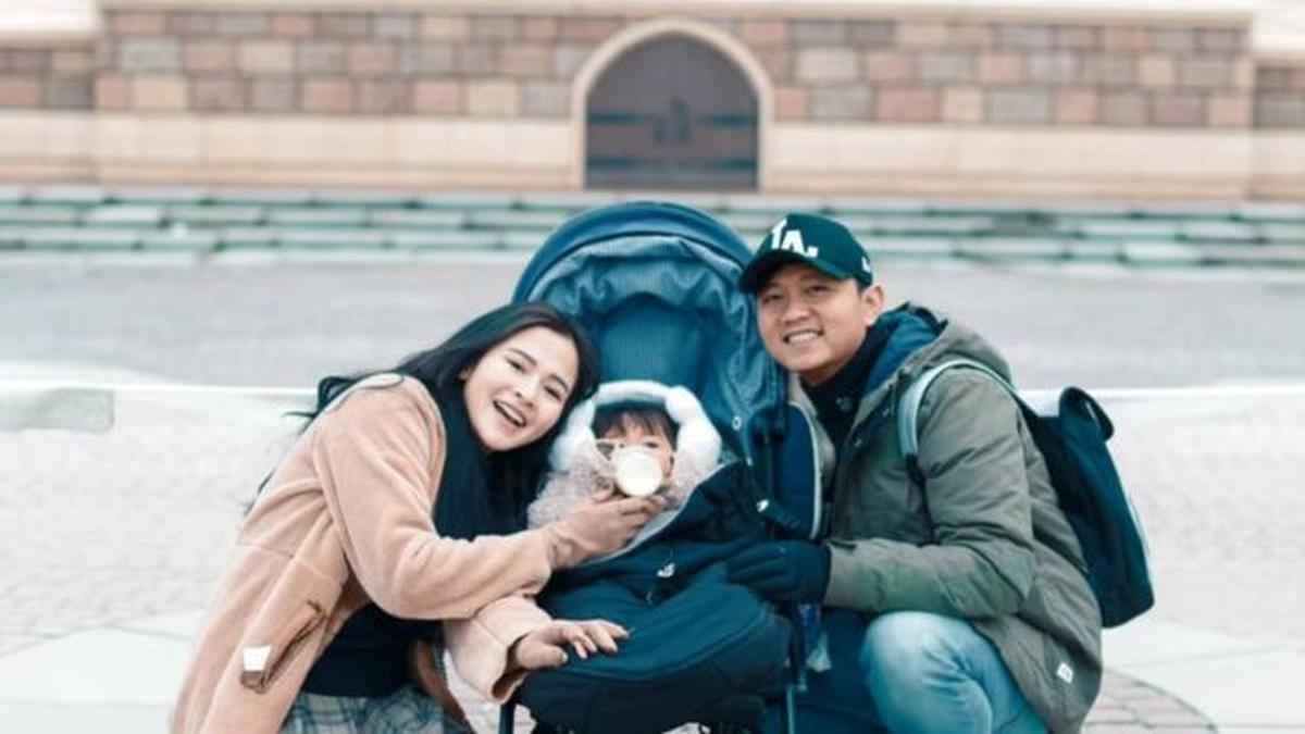 Penuh Kegemasan Cunda, 7 Potret Denny Caknan dan Bella Bonita Ajak Anak Liburan ke Disneyland Jepang