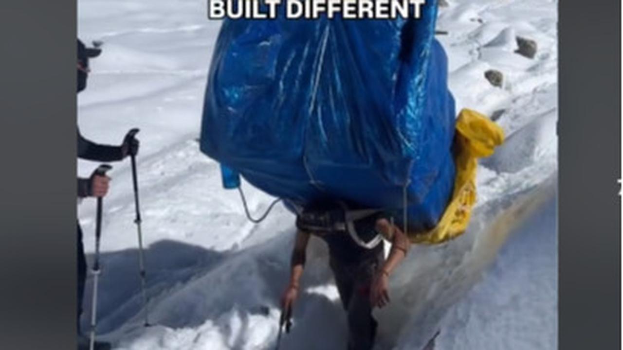 Potret Tangguhnya Sherpa Porter Gunung Everest
