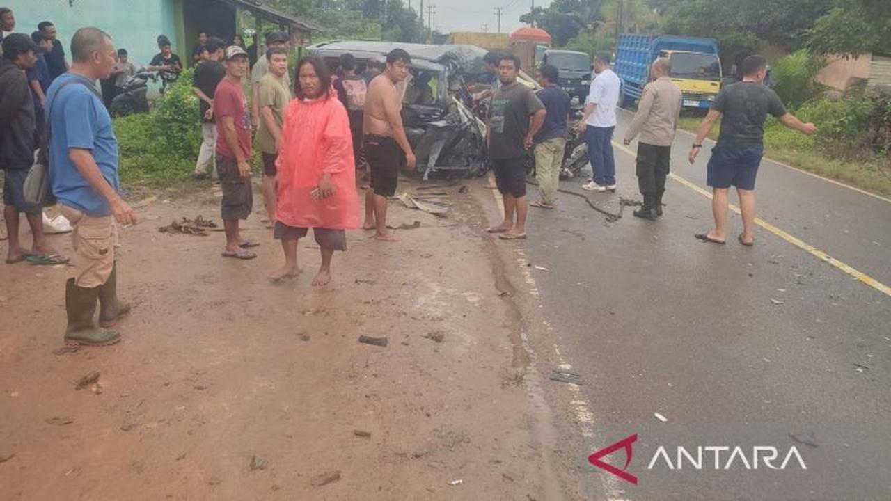 Kecelakaan Maut Bangka Barat: Direktur TV Lokal Meninggal Dunia, Truk Sawit dan Mobil Penumpang Terlibat