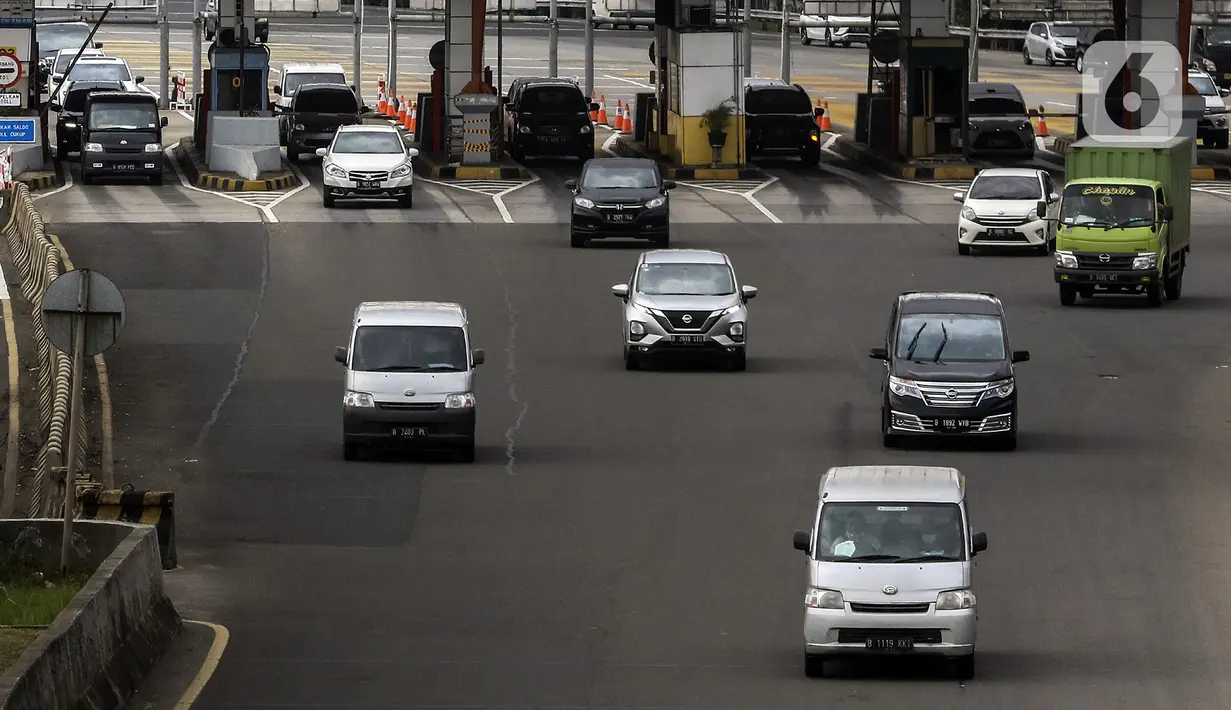 Kendaraan melintasi Gerbang Tol Pondok Ranji di Tangerang Selatan, Banten, Senin (18/1/2021). PT Jasa Marga (Persero) Tbk melakukan penyesuaian tarif tol lingkar luar Jakarta (JORR) seperti W2S, W2U, S, E, Ulujami-Pondok Aren, ATP, dan Bintaro Viaduct-Pondok Ranji. (Liputan6.com/Johan Tallo)