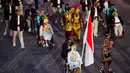 Tim Merah Putih menunjukkan kekayaan budaya Nusantara dengan memakai pakaian adat saat mengikuti defile. (Dimitar DILKOFF / AFP)