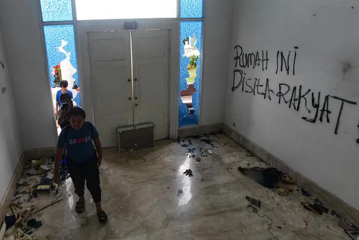 Kondisi rumah anggota DPR Uya Kuya usai tragedi penjarahan. (Liputan6.com/Arie Basuki)
