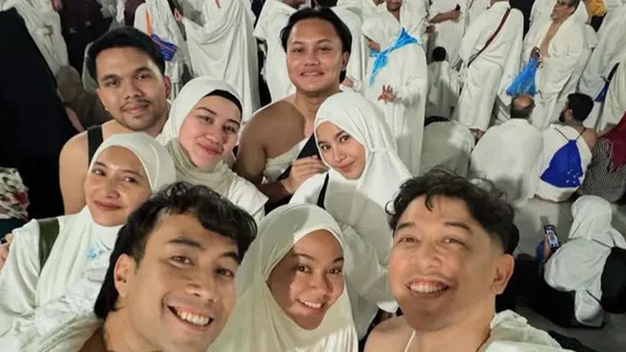 4 Potret Persahabatan 'Til Jannah' Para Selebriti, Awali Tahun Baru 2025 dengan Umrah Bareng dengan Pasangan Masing-Masing
