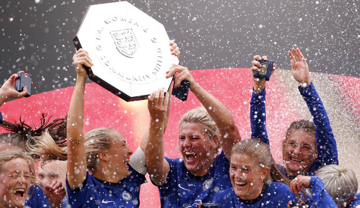 Para pemain Chelsea mengangkat trofi saat melakukan selebrasi usai menjuarai FA Women's Community Shield di Stadion Wembley, Sabtu (29/8/2020). Chelsea menang 2-0 atas Manchester City. (Justin Tallis/Pool via AP)