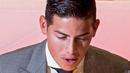 Pemain baru Bayern Munchen, James Rodriguez, mendapatkan suprise kue ulang tahun saat perkenalan dirinya di Munchen, Rabu (12/7/2017). (EPA/Lukas Barth)