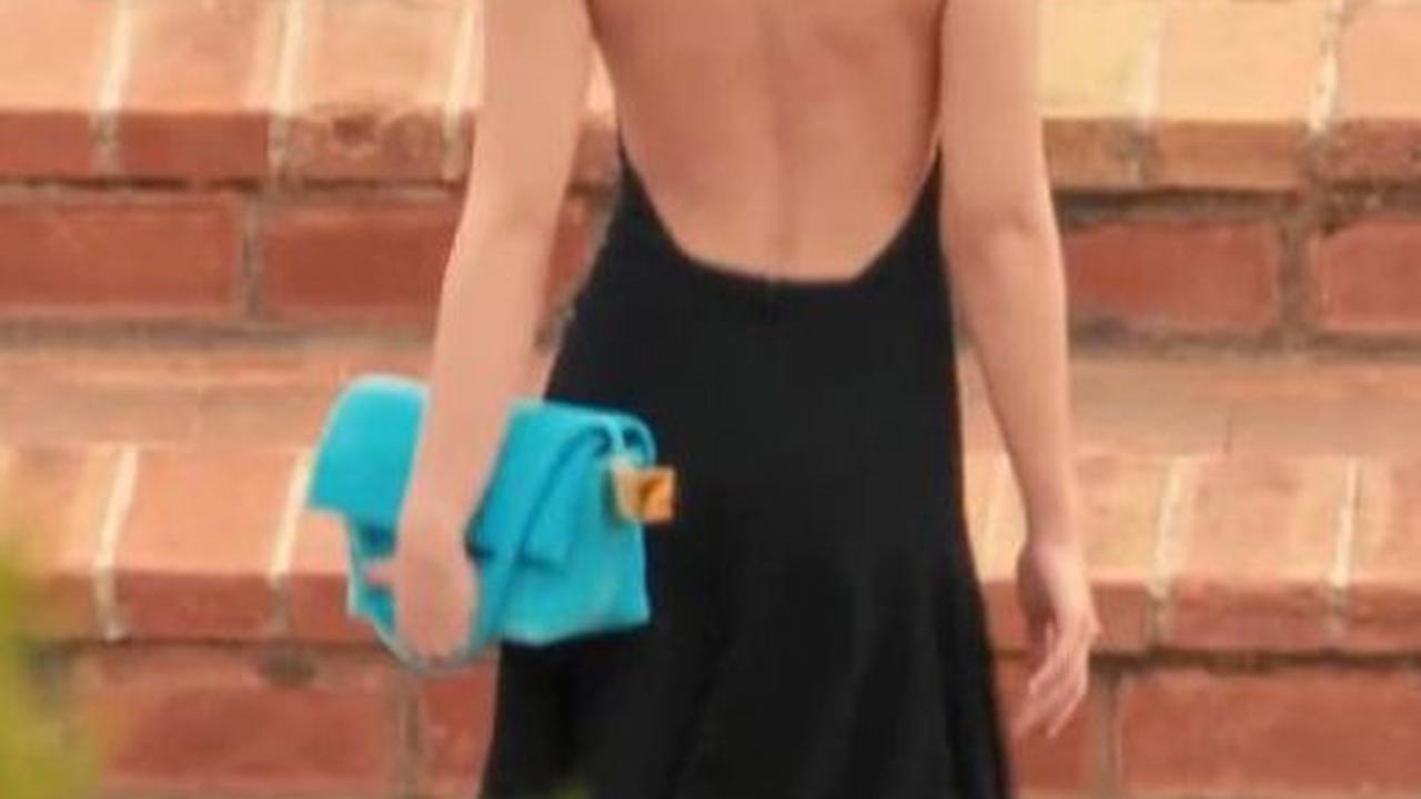 Mengenakan Dress Hitam Backless <br>