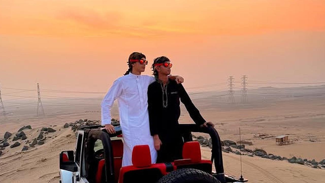 7 Potret Eddy Meijer Anak Maudy Koesnaedi Pakai Jubah dan Sorban di Gurun Pasir, Gagah Bak Pangeran Dubai