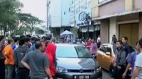 Pengendara ugal-ugalan di Tangerang nyaris dihakimi warga, hingga ratusan karung beras milik bulog tumpah di Koja dan Karawang.