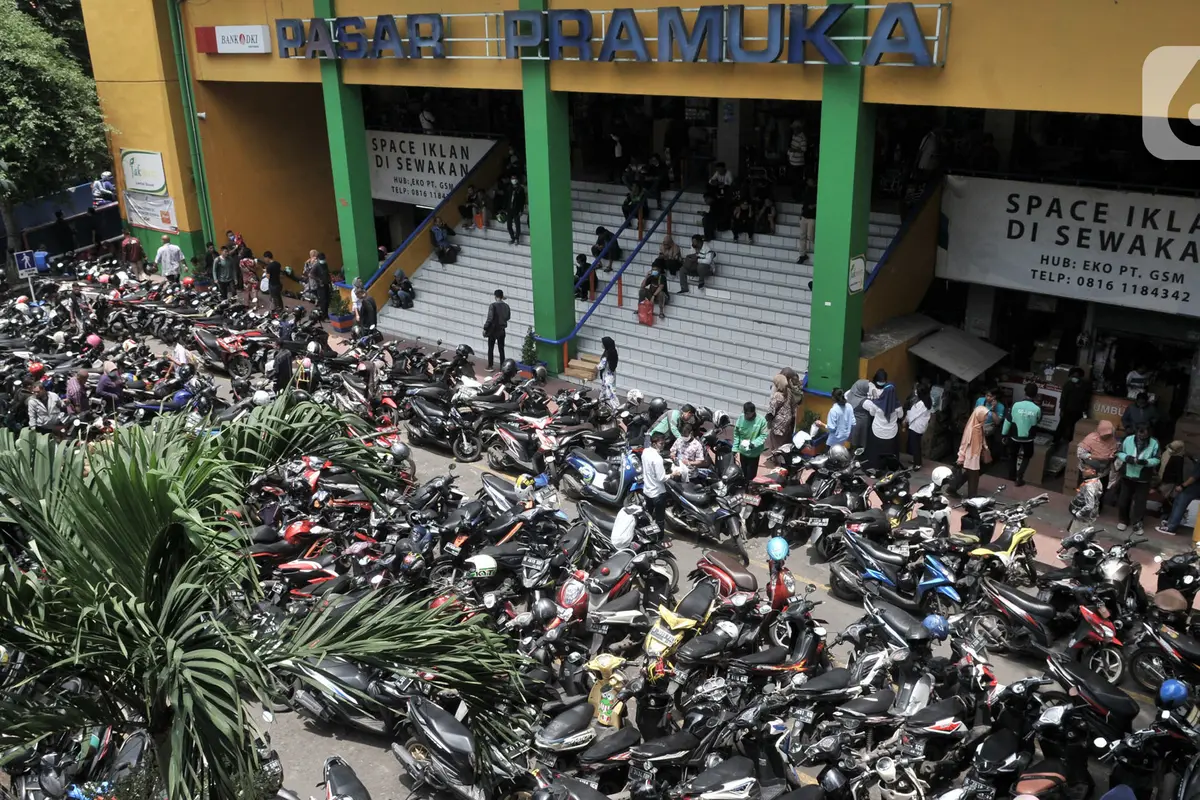 Kemacetan Akibat Parkiran Pasar Pramuka Membeludak