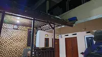 Warga Bongkar Gapura Pesantren Milik Dai Nasional Terduga Pelaku Pelecehan 6 Santriwati di Sukabumi