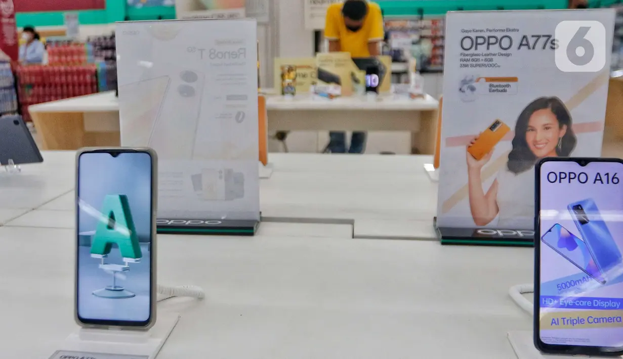 Salah satu smartphone atau ponsel pintar dipajang di salah satu pusat perbelanjaan di kawasan Tangerang, Selasa (14/3/2023). Tahun 2022 lalu tampaknya menjadi tahun yang penuh tantangan bagi sejumlah produsen smartphone dimana faktor penawaran (supply) dan permintaan (demand) yang rendah semakin memberi tekanan yang cukup signifikan terhadap sektor ini. (Liputan6.com/Angga Yuniar)