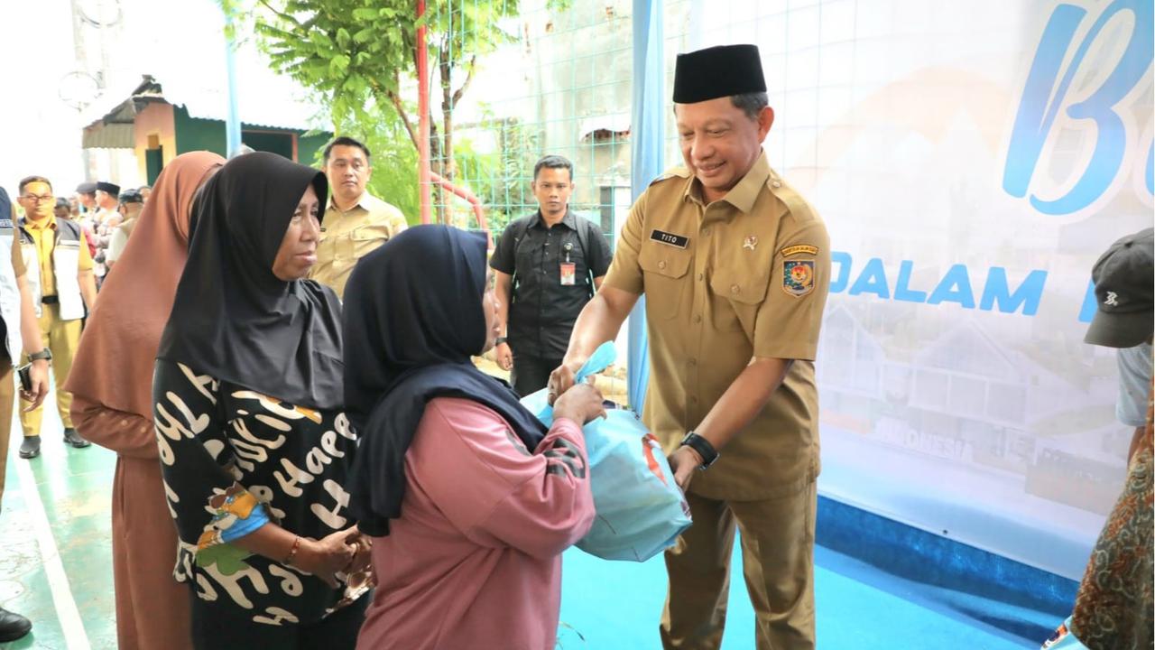 HUT Ke-15 BNPP, Mendagri selaku Kepala BNPP Bagikan 2.000 Paket Sembako kepada Warga Tanah Tinggi