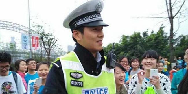 Si polisi ganteng Long Keyi. | Foto: copyright dailymail.co.uk