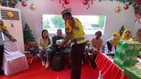 Pemudik Nataru mendapatkan makan siang gratis yang disediakan Polres Pemalang. (Foto: Liputan6.com/Humas Polres Pemalang)