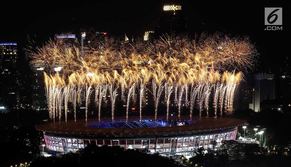 Pesta kembang api menyemarakkan upacara pembukaan Asian Games 2018 di Stadion Utama Gelora Bung Karno (SUGBK), Senayan, Jakarta, Sabtu (18/8). (Liputan6.com/JohanTallo)