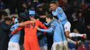 Para pemain Manchester City merayakan kemenangan atas Leicester pada laga Piala Liga di Stadion King Power, Leicester, Selasa (18/12). Leicester kalah adu penalti dari City. (AFP/Lindsey Parnaby)