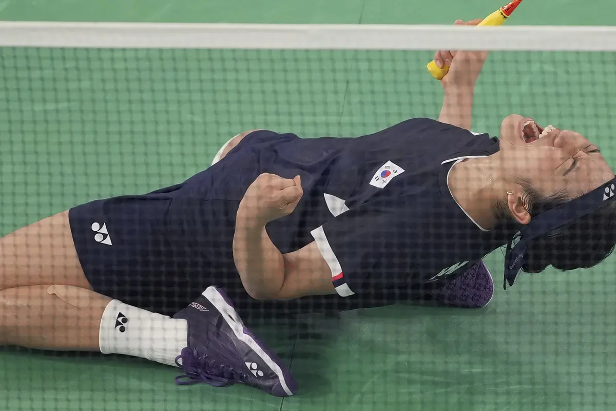 Foto: Momen Pelukan Hangat An Se-young setelah Mengalahkan Gregoria Mariska Tunjung di Semifinal Olimpiade Paris 2024
