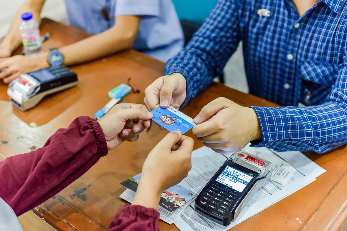 Bank DKI memastikan bahwa layanan transaksi non-tunai bagi penerima manfaat Kartu Jakarta Pintar (KJP) Plus tetap berjalan normal.