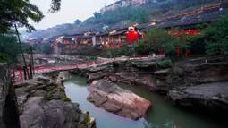 Kota Kuno Zhongshan berhias lampion jelang perayaan Tahun Baru Imlek di Distrik Jiangjin, Chongqing, China, Jumat (17/1/2020).  (Xinhua/Liu Chan)