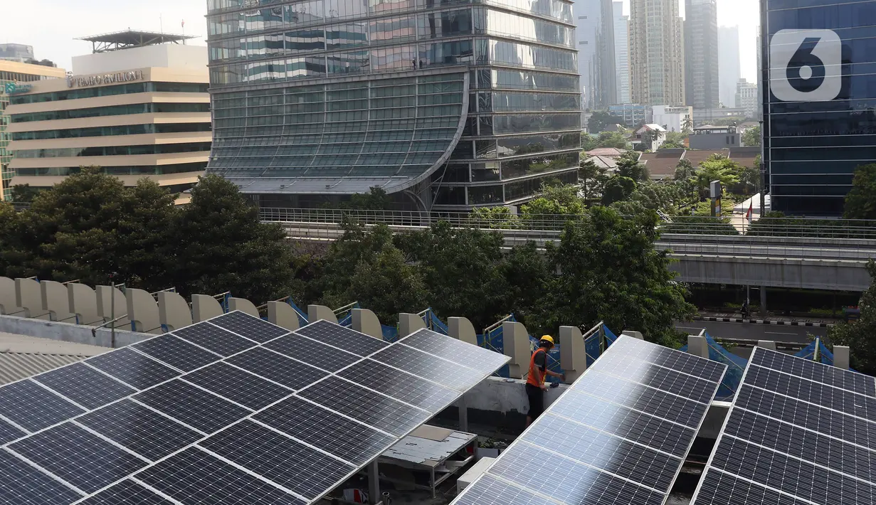 Pekerja memeriksa intalasi panel surya di Gedung Dirjen Ketenagalistrikan Kementerian ESDM di Jalan Rasuna Said, Jakarta, Senin (27/9/2021). Kementerian Perindustrian mencatat importasi komponen PLTS sejak 2018 hingga 2020 mengalami penurunan. (Liputan6.com/Herman Zakharia)