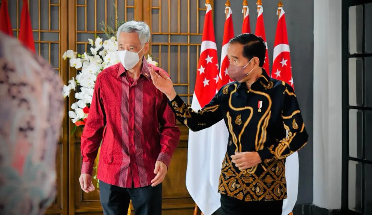 Presiden Joko Widodo (kanan) saat menerima kunjungan PM Singapura Lee Hsien Loong di The Sanchaya Resort Bintan, Kabupaten Bintan, Provinsi Kepulauan Riau, Selasa (25/1/2022). Kehadiran PM Lee di Bintan ini untuk menghadiri Leaders’ Retreat Indonesia-Singapura. (Laily Rachev/Biro Pers Setpres)